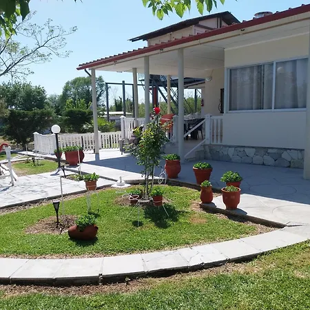 Artzie. έξοχικο με τεράστιο εξωτερικό χώρο. Nea Kallikrateia