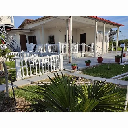 Artzie. έξοχικο με τεράστιο εξωτερικό χώρο.