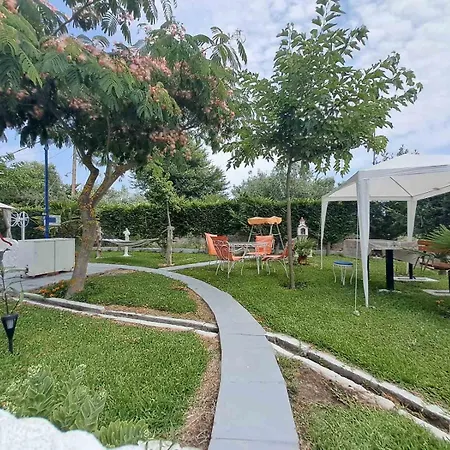 Holiday home Artzie. έξοχικο με τεράστιο εξωτερικό χώρο. Nea Kallikrateia