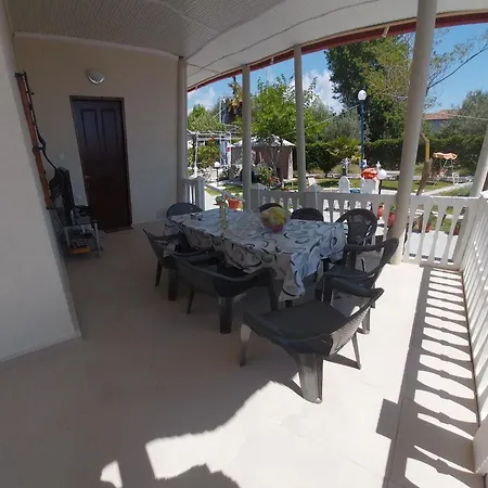 Artzie. έξοχικο με τεράστιο εξωτερικό χώρο.