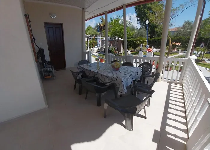 Artzie. έξοχικο με τεράστιο εξωτερικό χώρο.