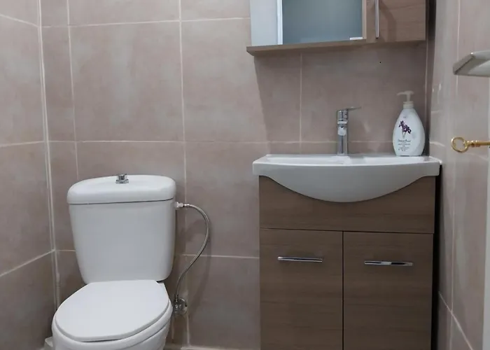 Artzie. έξοχικο με τεράστιο εξωτερικό χώρο.