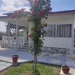 Artzie. έξοχικο με τεράστιο εξωτερικό χώρο. Nea Kallikrateia