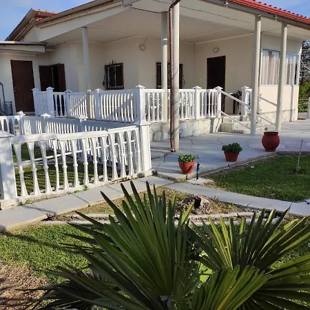 Artzie. έξοχικο με τεράστιο εξωτερικό χώρο. Casa de Férias *